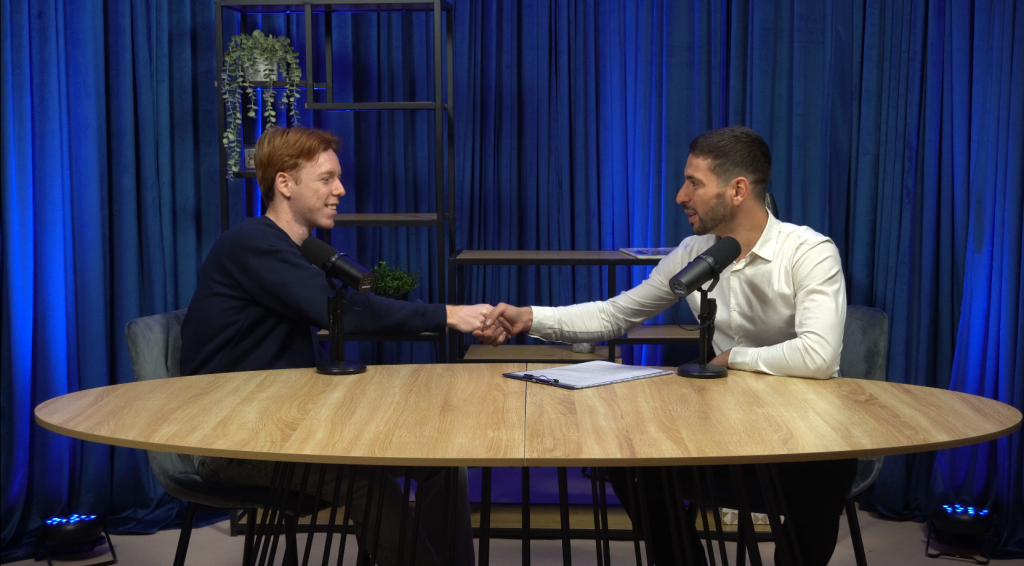 Podcast conversacional en Z6 Studio.